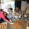 4Guru-guru SMK Jelutong membuat mud ball di Taman Pandan, Butterworth pada 25-7-2009